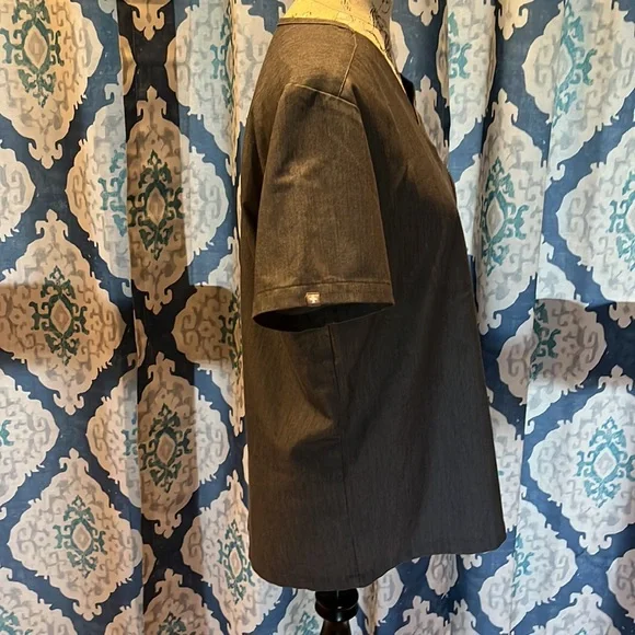 Figs Technical gray v neck front pocket scrub top size small - Picture 7 of 10